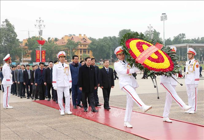 Đoàn cán bộ ngành Nội chính Đảng vào Lăng viếng Chủ tịch Hồ Chí Minh, dâng hương các anh hùng liệt sĩ và Cố Tổng Bí thư Trường Chinh